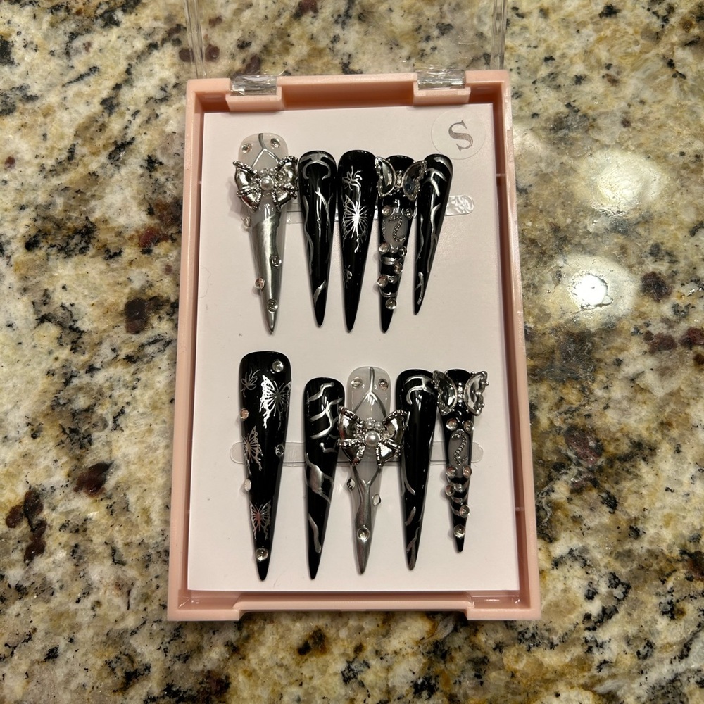 Gothic XXL Stilleto press on Nails size Small